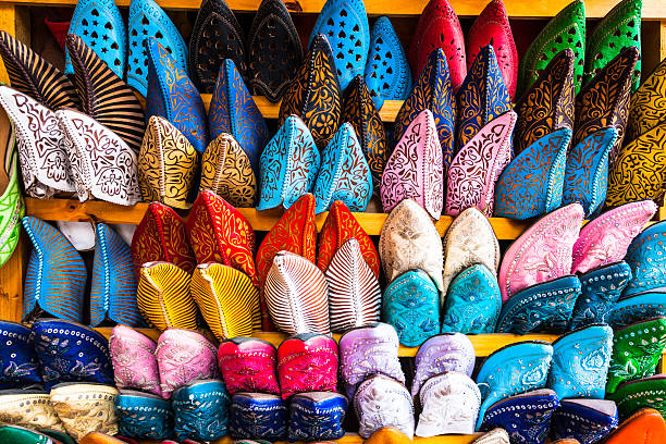 colorido sapatos tradicionais de marrocos - craft market morocco shoe imagens e fotografias de stock