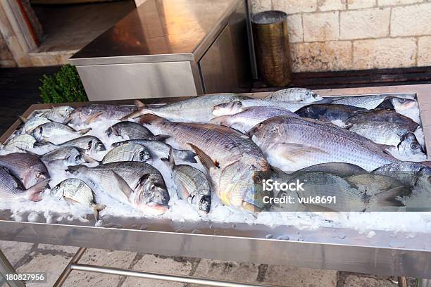 Photo libre de droit de Divers Poisson Blanc Exposée Dans Le Restaurant banque d'images et plus d'images libres de droit de Aliment - Aliment, Aliment cru, Aliments et boissons