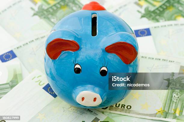 Piggybank Siedzi Na 100 Euro W Tle - zdjęcia stockowe i więcej obrazów Banknot - Banknot, Bankowy dowód wpłaty, Biały