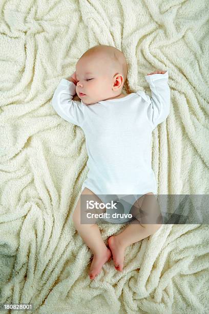 Dormire Bambino Ragazzo - Fotografie stock e altre immagini di Bebé - Bebé, Copertina per bebè, Dormire