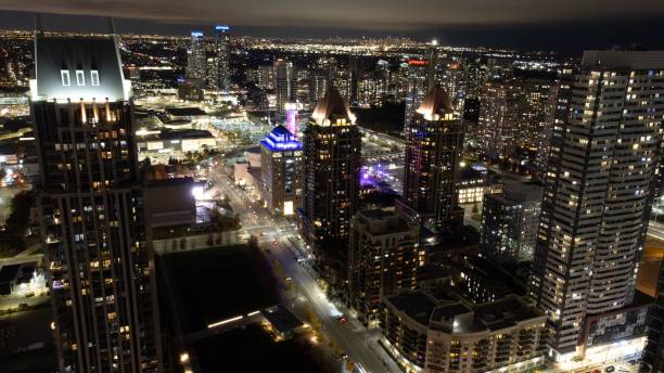 atemberaubende luftaufnahme eines geschäftigen stadtbildes der innenstadt von mississauga bei nacht - vancouver skyline city urban scene stock-fotos und bilder