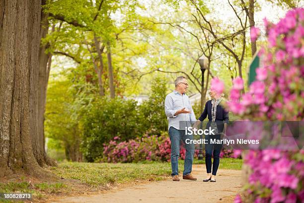 Salir A Caminar Foto de stock y más banco de imágenes de Acera - Acera, Actividades recreativas, Adulto