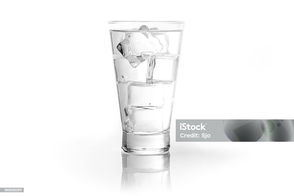 Стакан воды с к�убиками льда - Стоковые фото Вода роялти-фри