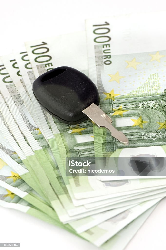 Las llaves del automóvil en 100 billetes de Euro. - Foto de stock de Ahorros libre de derechos