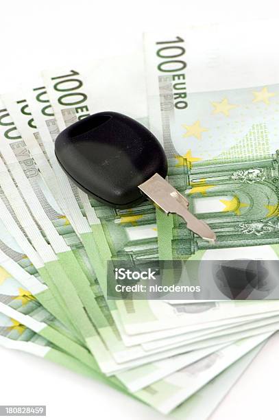 Le Chiavi Del Veicolo Su 100 Euro Banconote - Fotografie stock e altre immagini di Affari - Affari, Automobile, Banconota