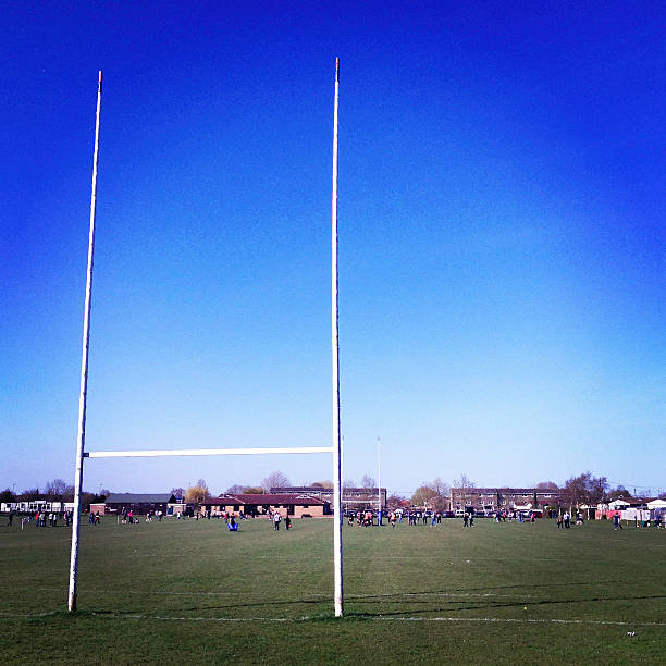 campo de rugby - rugby wooden post goal post rugby post fotografías e imágenes de stock
