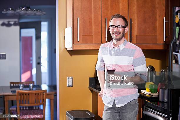 Człowiek Posiadający Napój W Kuchni - zdjęcia stockowe i więcej obrazów 30-34 lata - 30-34 lata, 30-39 lat, Alkohol - napój
