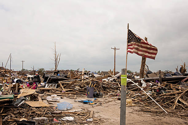 bandeira americana orgulho - tornado ruined oklahoma environmental damage imagens e fotografias de stock