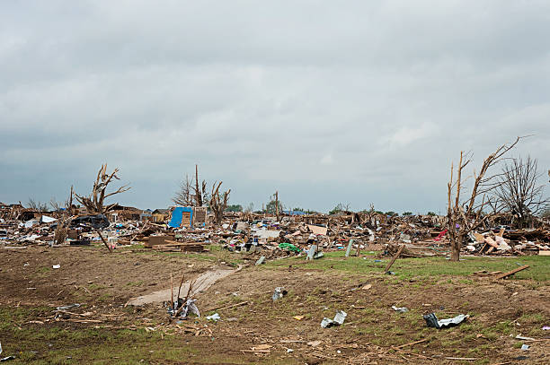 торнадо пути - tornado ruined oklahoma environmental damage стоковые фото и изображения