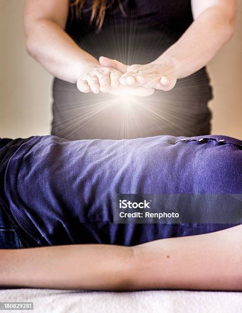 Alternative Medizin Reiki Energieheilung Stockfoto und mehr Bilder von Reiki - Reiki, Schakra, Energiemedizin