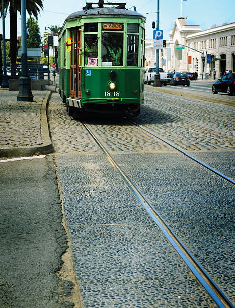 i tram di san francisco - overhead cable car car usa avenue foto e immagini stock