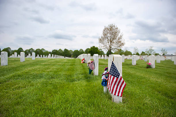 istock American Flag and Veteran Headstones 180829333