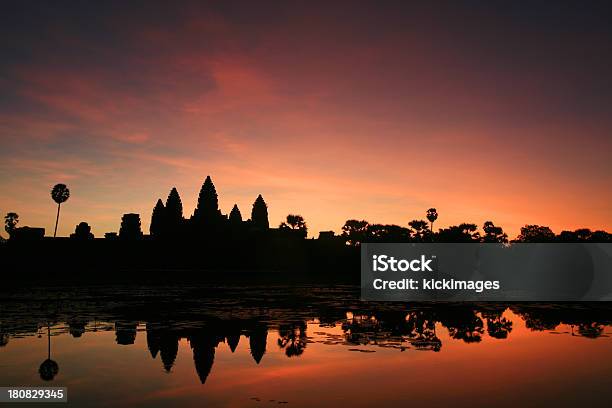 Amanecer En Angkor Wat Camboya Foto de stock y más banco de imágenes de Agua - Agua, Aire libre, Amanecer