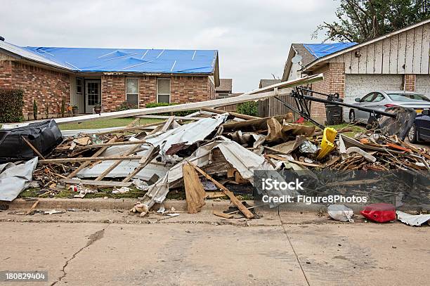 Tornado Poner Verde Foto de stock y más banco de imágenes de Accidentes y desastres - Accidentes y desastres, Caos, Catástrofe natural