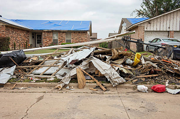 tornado do lixo - tornado ruined oklahoma environmental damage imagens e fotografias de stock