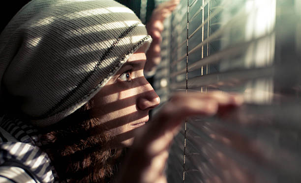 ています。 - blinds peeking looking window ストックフォトと画像