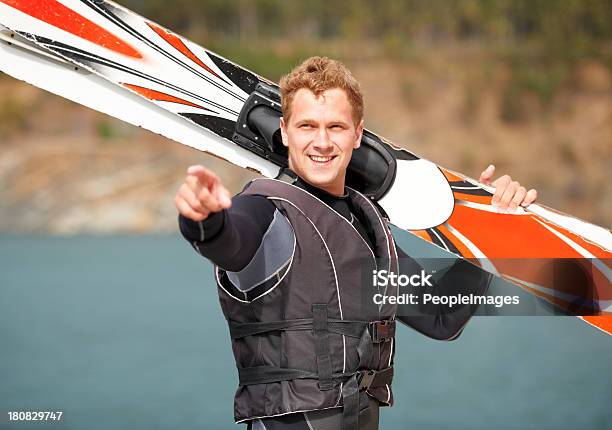 Observe Ele Lá - Fotografias de stock e mais imagens de Adulto - Adulto, Ao Ar Livre, Apontar - Sinal Manual