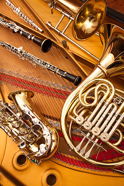 instrumentos de sopro de madeira e metal - close up musical instrument saxophone jazz - fotografias e filmes do acervo