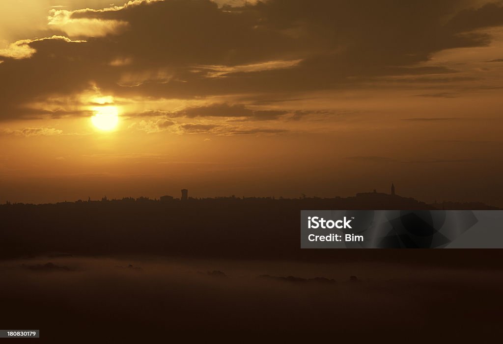 日の出の丘、霧の丘、トスカーナの町ピエンツァ - Horizonのロイヤリティフリーストックフォト