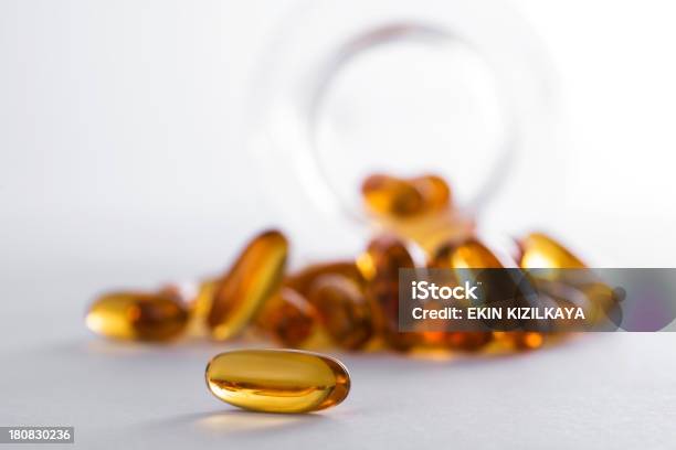 Photo libre de droit de Capsules Dhuile De Poisson banque d'images et plus d'images libres de droit de Blanc - Blanc, Bouteille, Complément vitaminé