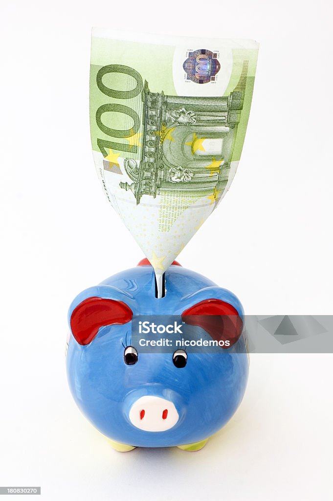 piggybank z 100 euro w gnieździe. - Zbiór zdjęć royalty-free (Banknot)