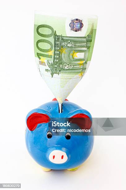 Piggybank Z 100 Euro W Gnieździe - zdjęcia stockowe i więcej obrazów Banknot - Banknot, Bankowy dowód wpłaty, Białe tło