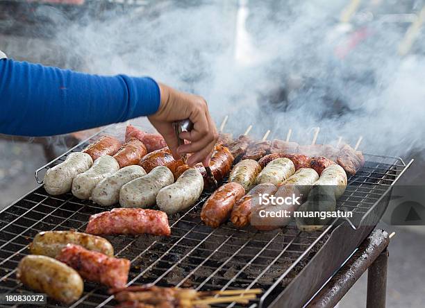 Salsicha - Fotografias de stock e mais imagens de Almoço - Almoço, Ao Ar Livre, Cachorro-quente