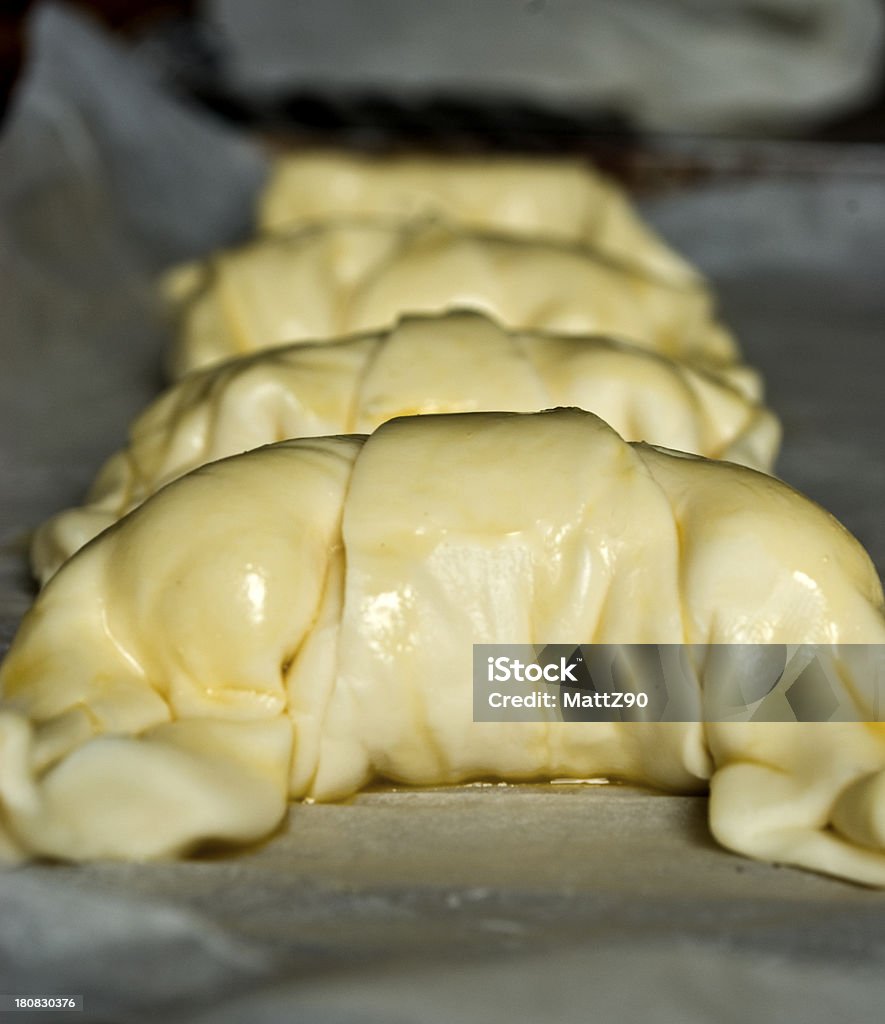 Raw croissant torta o pie antes de colocar en el horno - Foto de stock de Alimento libre de derechos