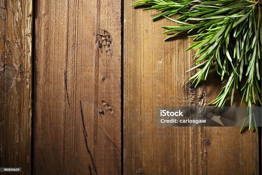 Świeżego rozmarynu na drewnianym stole, Rustykalny - Zbiór zdjęć royalty-free (Deska do krojenia)