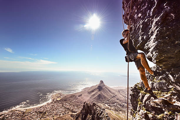 рок альпинист на крутой скале - lions head mountain стоковые фото и изображения