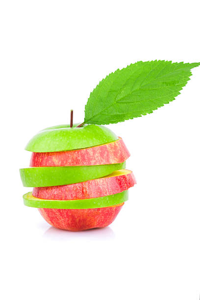 rodajas de manzana verde aislado sobre fondo blanco - apple portion red freshness fotografías e imágenes de stock