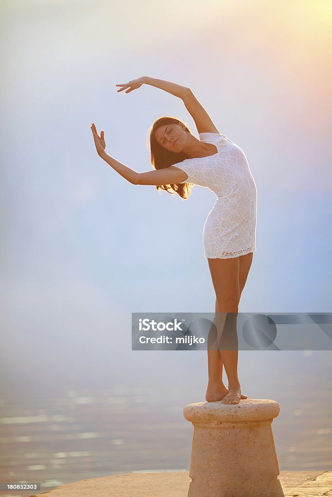 Attraente ragazza toccare il sole - Foto stock royalty-free di Acqua