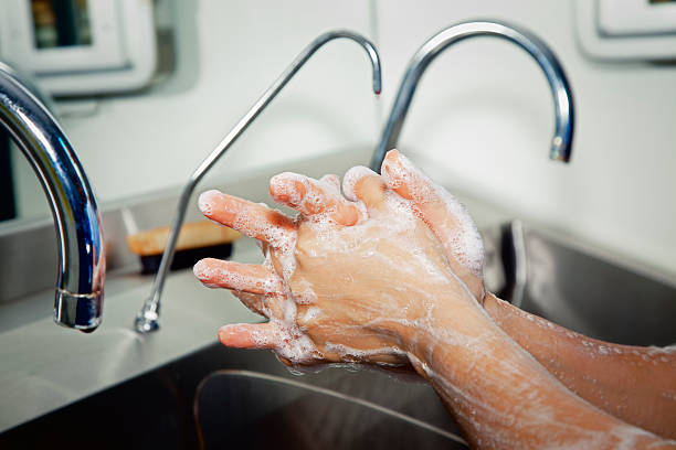 chirurg jí myje ruce - mrsa - stock snímky, obrázky a fotky