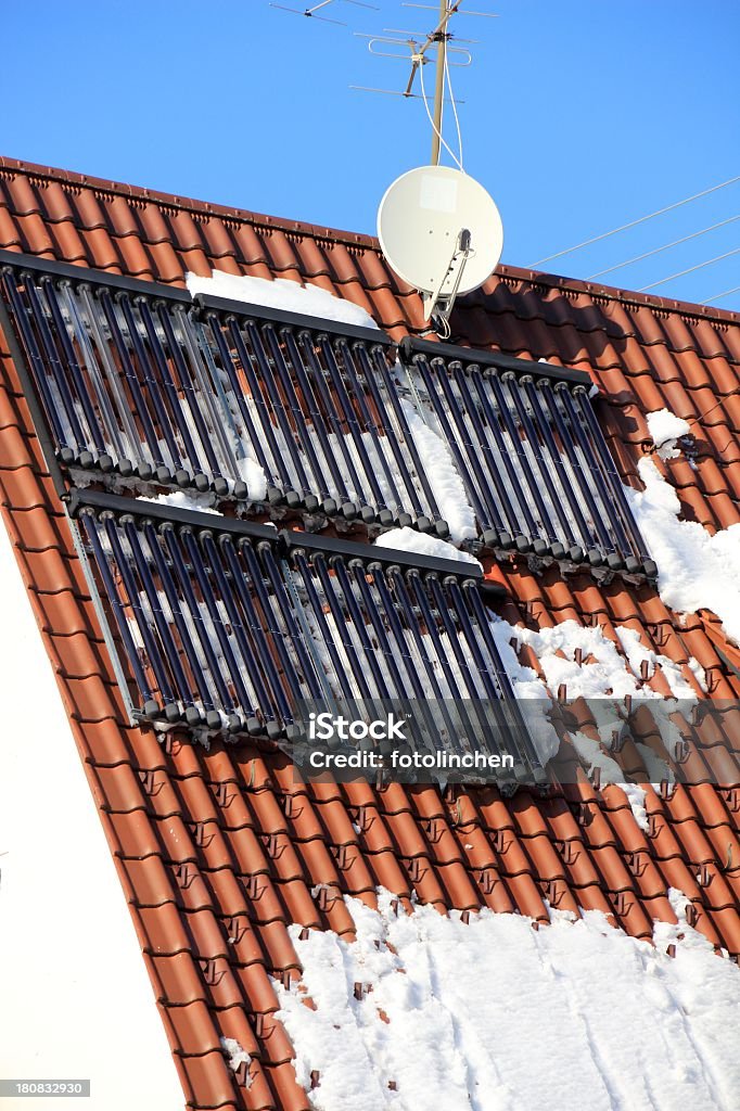 Sonnenkollektoren auf dem Dach - Lizenzfrei Solarkraftwerk Stock-Foto