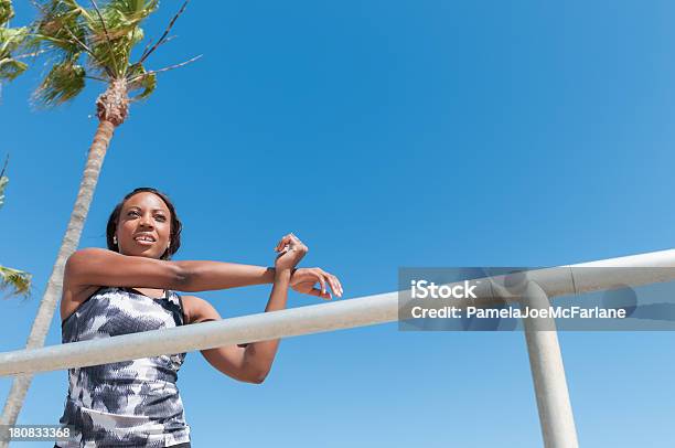 Athletic Afroamericana Donna Stretching - Fotografie stock e altre immagini di Abbigliamento sportivo - Abbigliamento sportivo, Adulto, Allegro