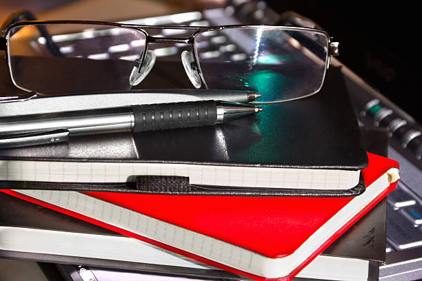 portáteis com a caneta e óculos no computador - workbook personal organizer checklist diary imagens e fotografias de stock