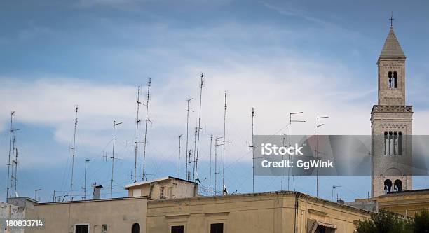 Antenas En Los Techos De Bari Foto de stock y más banco de imágenes de Aire libre - Aire libre, Antena - Aparato de telecomunicación, Antena de televisión