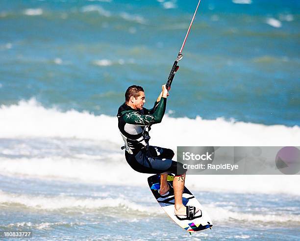 フライング Kiteboarder - 1人のストックフォトや画像を多数ご用意 - 1人, 30代の男性, 30代の男性一人