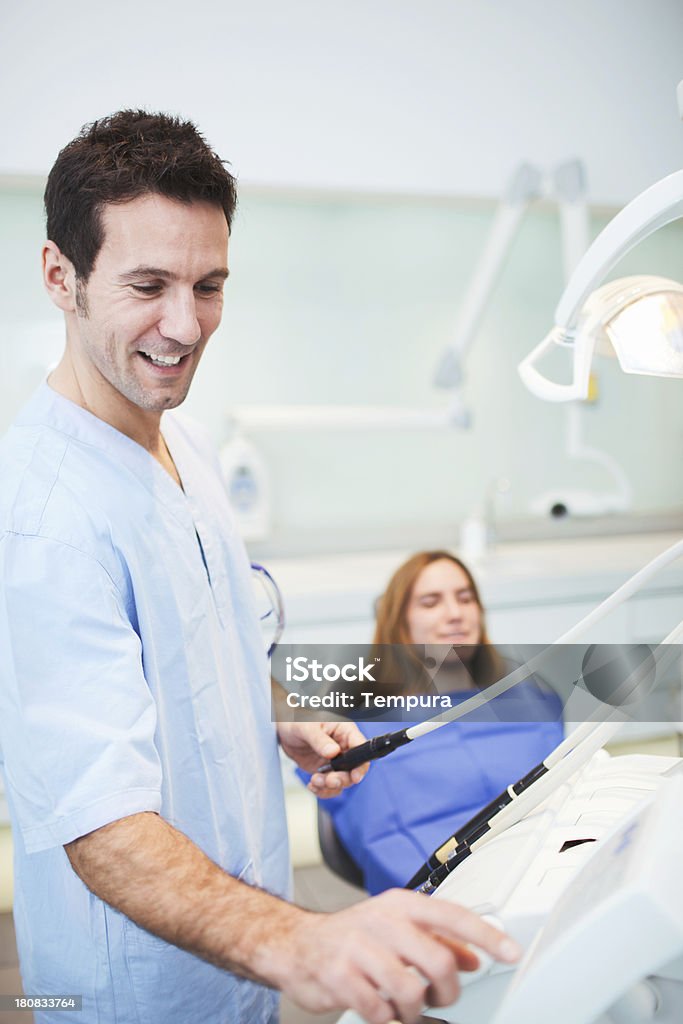 Zahnarzt und Kunden vor Operation. - Lizenzfrei 25-29 Jahre Stock-Foto