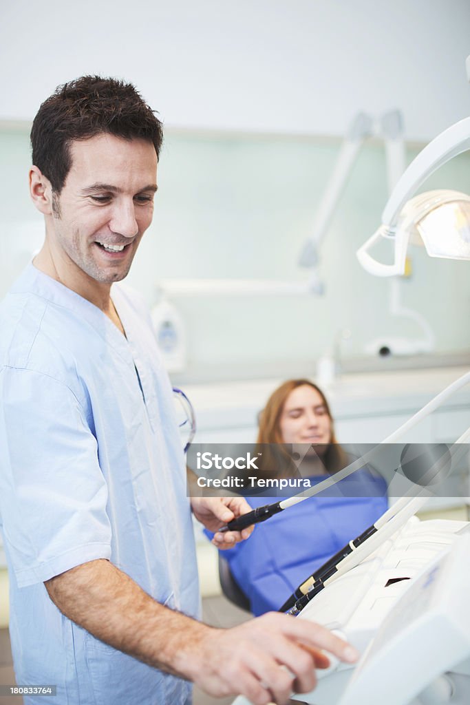 Dentista e il cliente prima dell'intervento chirurgico. - Foto stock royalty-free di 25-29 anni