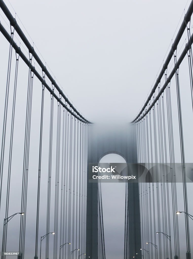 Nebbia-Bound Ponte di Verrazano al crepuscolo - Foto stock royalty-free di Acciaio