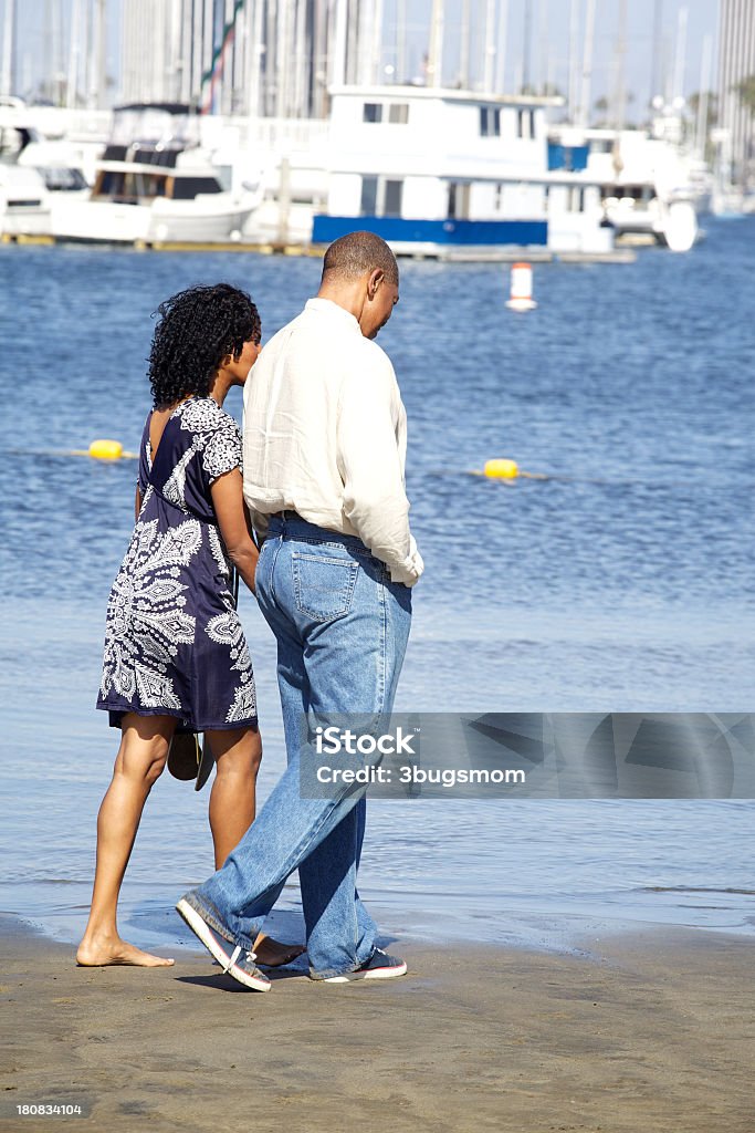 Couple afro-américain à pied dans le sable - Photo de Tous types de couple libre de droits