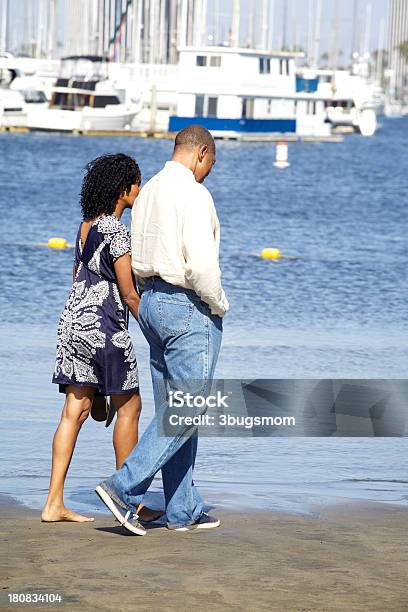 Foto de Afroamericana Casal Caminhando Na Praia e mais fotos de stock de Casal - Casal, 50 Anos, 50-54 anos