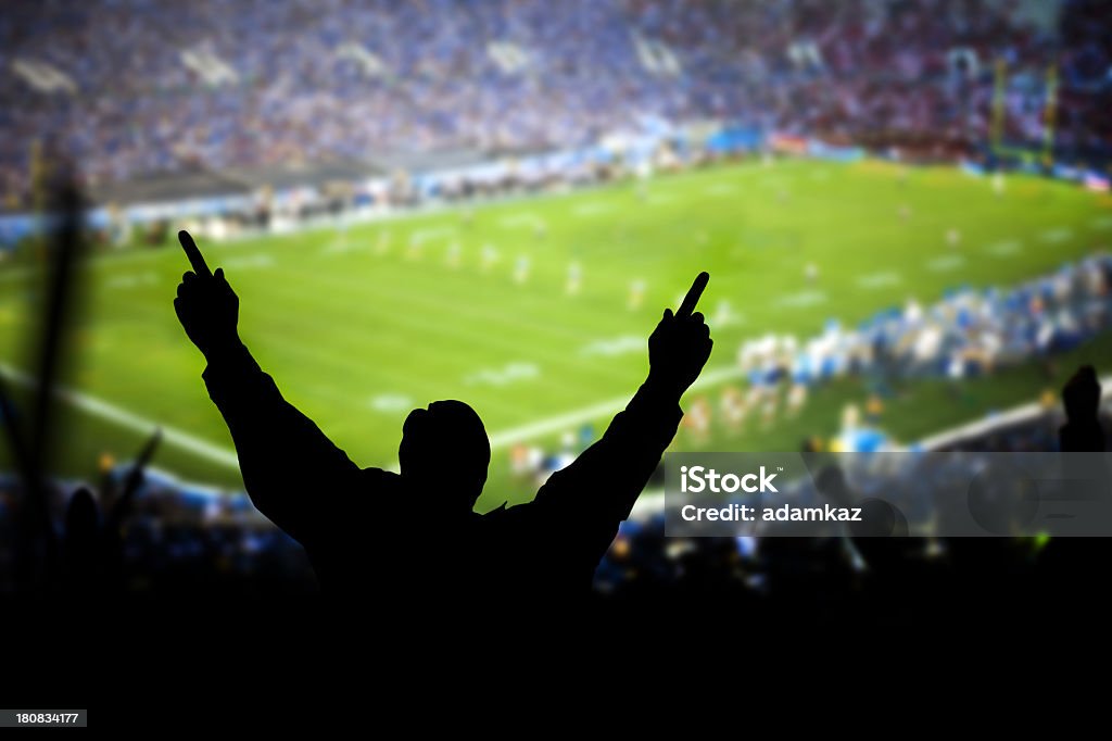 Silhueta de os fãs entusiasmados em um jogo de futebol - Foto de stock de Futebol Americano - Bola royalty-free