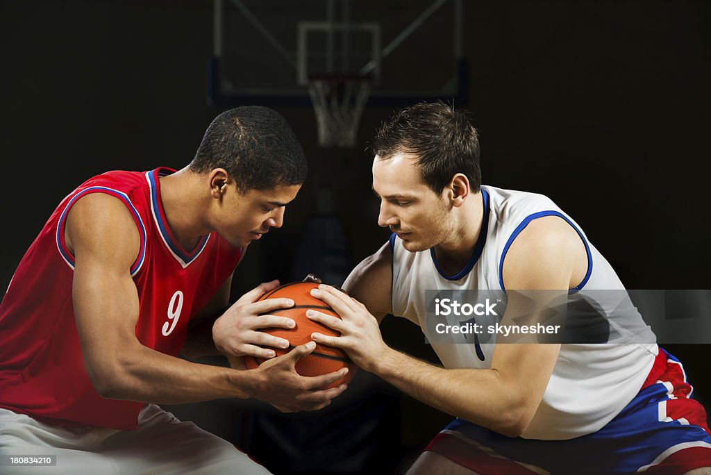 Jogadores de basquete luta contra a bola. - Foto de stock de Duas pessoas royalty-free