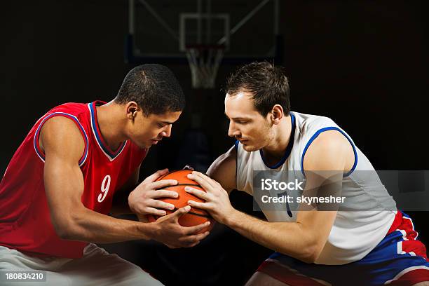 Игроки Баскетбола Борьбе За Мяч — стоковые фотографии и другие картинки Два человека - Два человека, Мужской пол, Мускулистый