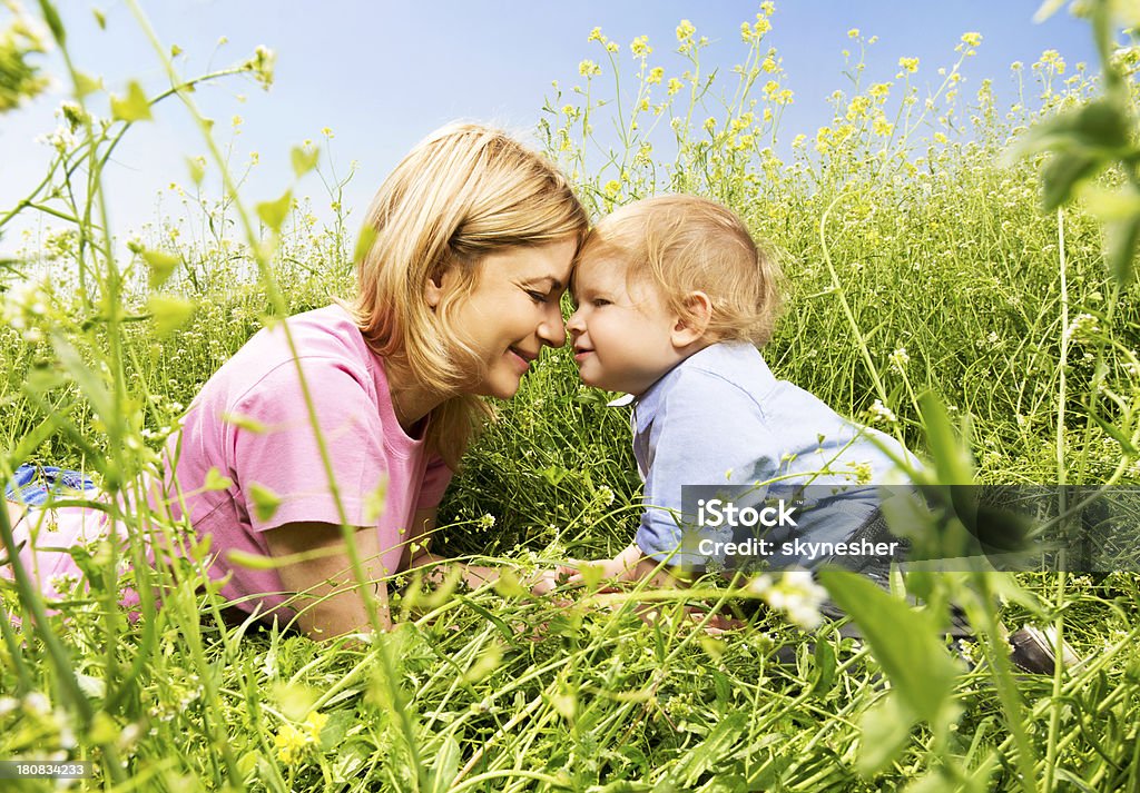 Um ela mãe filho na natureza. - Royalty-free 12-23 Meses Foto de stock