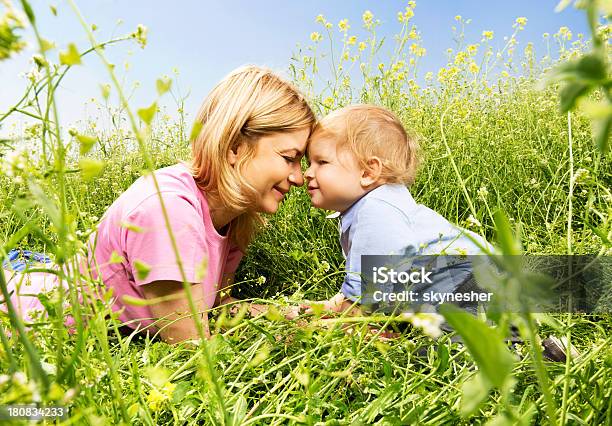 Um Ela Mãe Filho Na Natureza - Fotografias de stock e mais imagens de 12-23 Meses - 12-23 Meses, Adulto, Amor