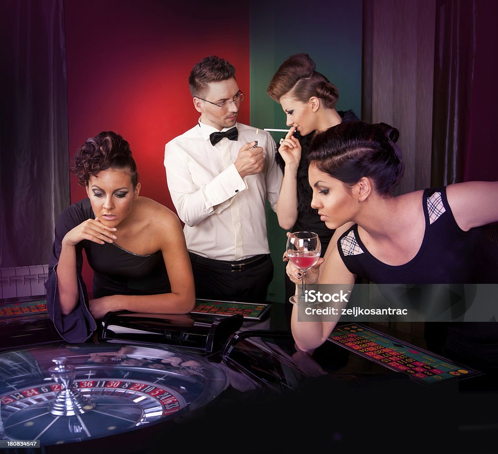 Grupo de pessoas beneficiando de casino - Royalty-free Acaso Foto de stock