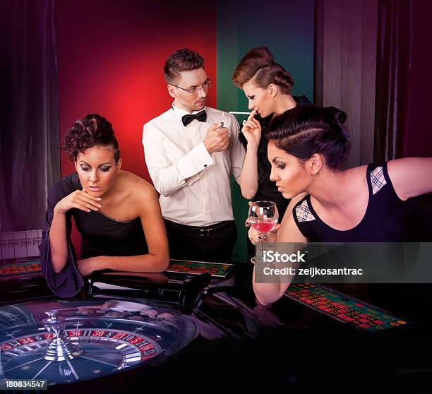 Grupo De Pessoas Beneficiando De Casino - Fotografias de stock e mais imagens de Acaso - Acaso, Adulto, Amizade